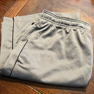 Mens XL UA basketball shorts